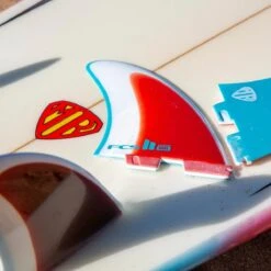 AILERON SURF FCS II MR FREERIDE TWIN BLUE/RED/WHITE -Surf fcsii mr freeride lifestyle3 120 16 03 2023 10 26 55